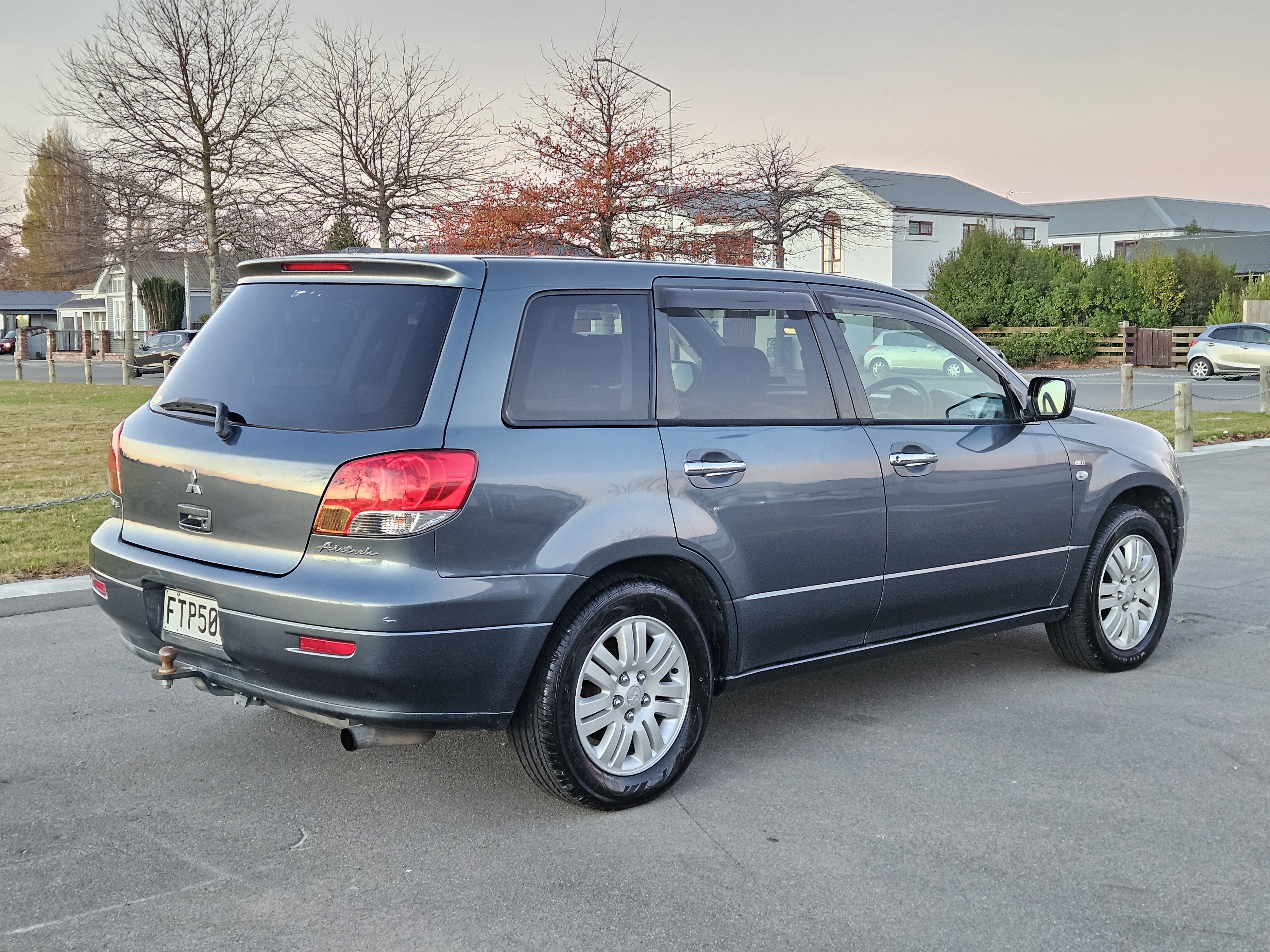 2002 Mitsubishi Airtrek photo 2